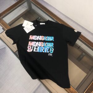 P75 💥 MON*CLER 蒙口 最新款情侣款品牌logo印花图案圆领短袖 情侣T恤～～ 春夏新品 高品质 🔥🔥时尚百搭潮款 定制进口面料 ！穿着舒适 透气 时尚不失个性 上身休闲随性 帅气有型 彰显大牌气质! 颜色：黑色 米白 尺码：M-3XL (下单请报身高体重)