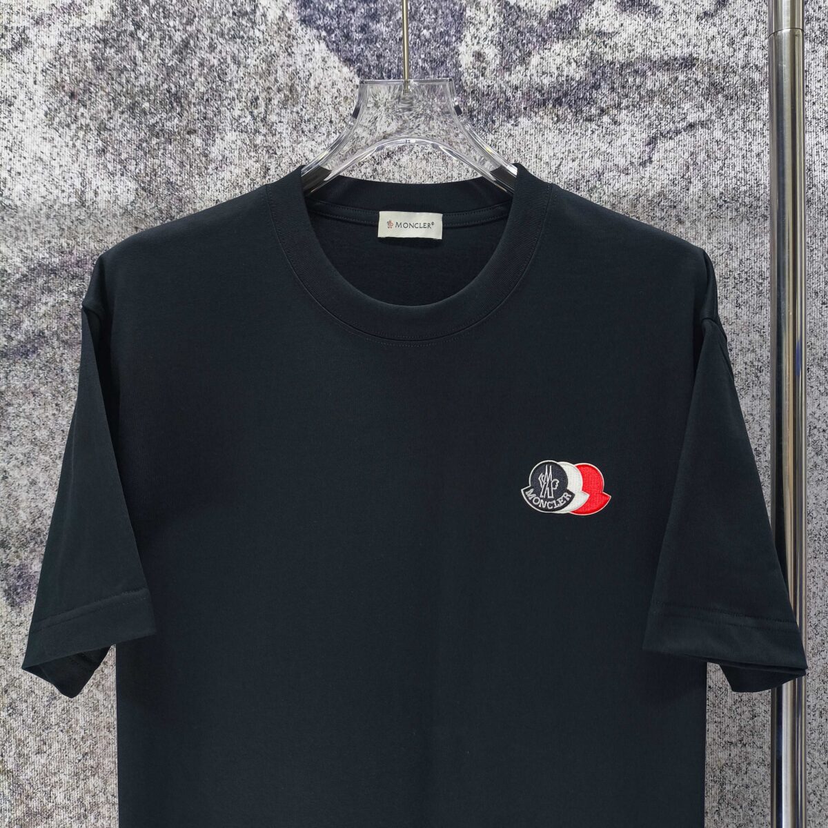 P70 MONCLE* 蒙口* 2026新款 刺绣章仔logo 短袖t恤 宽松版型男女同款 尺码 S M L XL XXL 黑色 白色 藏青色 灰色