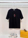 weigou_223381_0_2d3a2d3b1c P80 MONCLER/蒙口 高品质300克圆领短袖T恤 品牌经典 简约 撞色LOGO刺绣字母 男女同款 2026ss早春官方同步 高版本 高品质 时尚个性 百搭潮流 套装 纯原品质 原版面料 吊牌 领标 水洗麦 三标齐全 颜色: 黑色.白色. 尺码:S M L XL