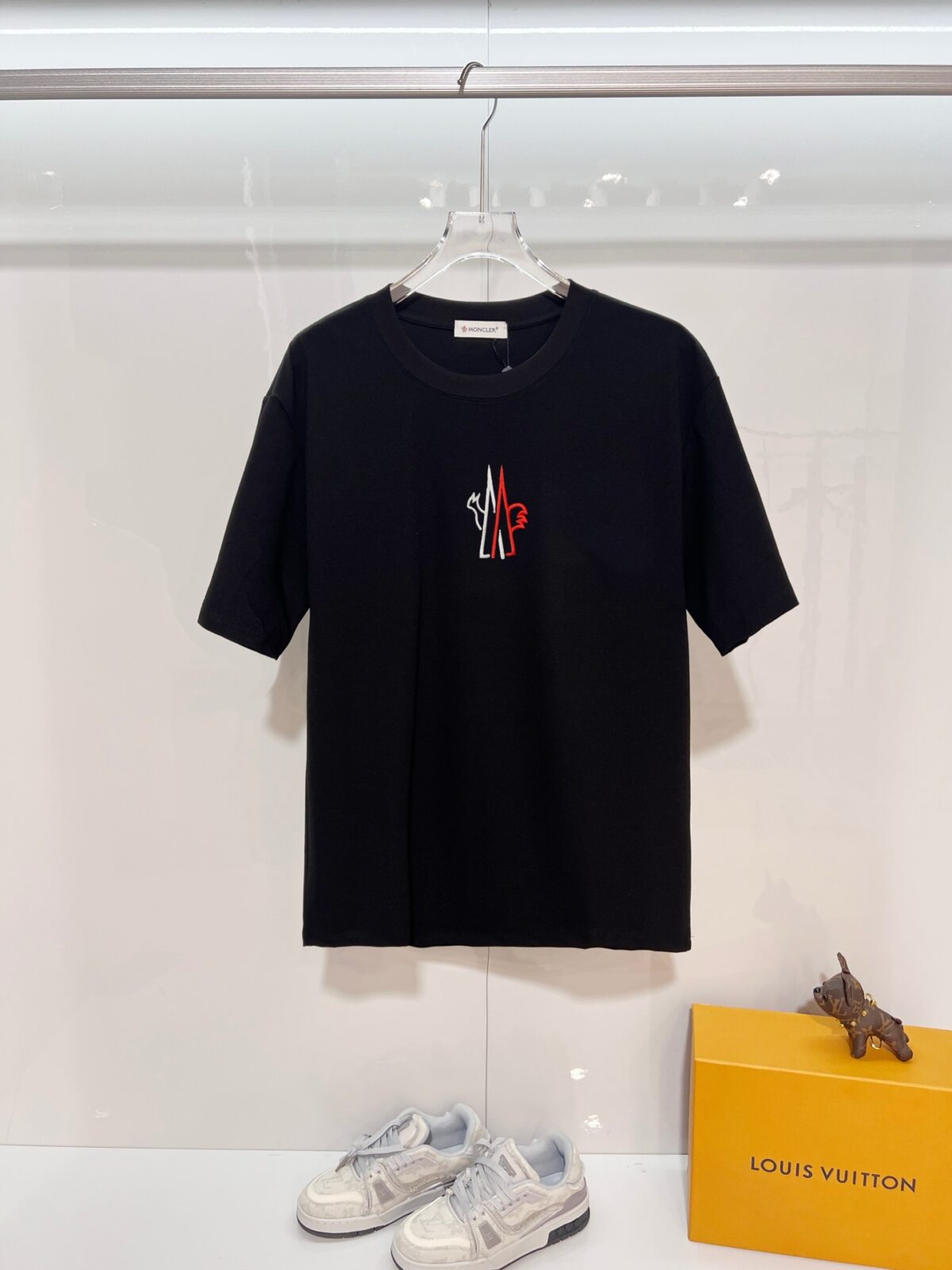 weigou_223381_0_2d3a2d3b1c P80 MONCLER/蒙口 高品质300克圆领短袖T恤 品牌经典 简约 撞色LOGO刺绣字母 男女同款 2026ss早春官方同步 高版本 高品质 时尚个性 百搭潮流 套装 纯原品质 原版面料 吊牌 领标 水洗麦 三标齐全 颜色: 黑色.白色. 尺码:S M L XL