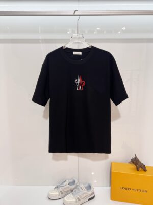 P80 MONCLER/蒙口 高品质300克圆领短袖T恤 品牌经典 简约 撞色LOGO刺绣字母 男女同款 2026ss早春官方同步 高版本 高品质 时尚个性 百搭潮流 套装 纯原品质 原版面料 吊牌 领标 水洗麦 三标齐全 颜色: 黑色.白色. 尺码：S M L XL