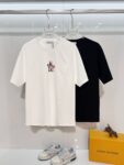 weigou_223381_10_7f2e58ae9a P80 MONCLER/蒙口 高品质300克圆领短袖T恤 品牌经典 简约 撞色LOGO刺绣字母 男女同款 2026ss早春官方同步 高版本 高品质 时尚个性 百搭潮流 套装 纯原品质 原版面料 吊牌 领标 水洗麦 三标齐全 颜色: 黑色.白色. 尺码:S M L XL