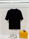 weigou_223381_1_df35b4dbf1 P80 MONCLER/蒙口 高品质300克圆领短袖T恤 品牌经典 简约 撞色LOGO刺绣字母 男女同款 2026ss早春官方同步 高版本 高品质 时尚个性 百搭潮流 套装 纯原品质 原版面料 吊牌 领标 水洗麦 三标齐全 颜色: 黑色.白色. 尺码:S M L XL