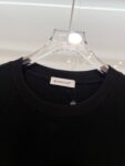 weigou_223381_2_4aca804948 P80 MONCLER/蒙口 高品质300克圆领短袖T恤 品牌经典 简约 撞色LOGO刺绣字母 男女同款 2026ss早春官方同步 高版本 高品质 时尚个性 百搭潮流 套装 纯原品质 原版面料 吊牌 领标 水洗麦 三标齐全 颜色: 黑色.白色. 尺码:S M L XL