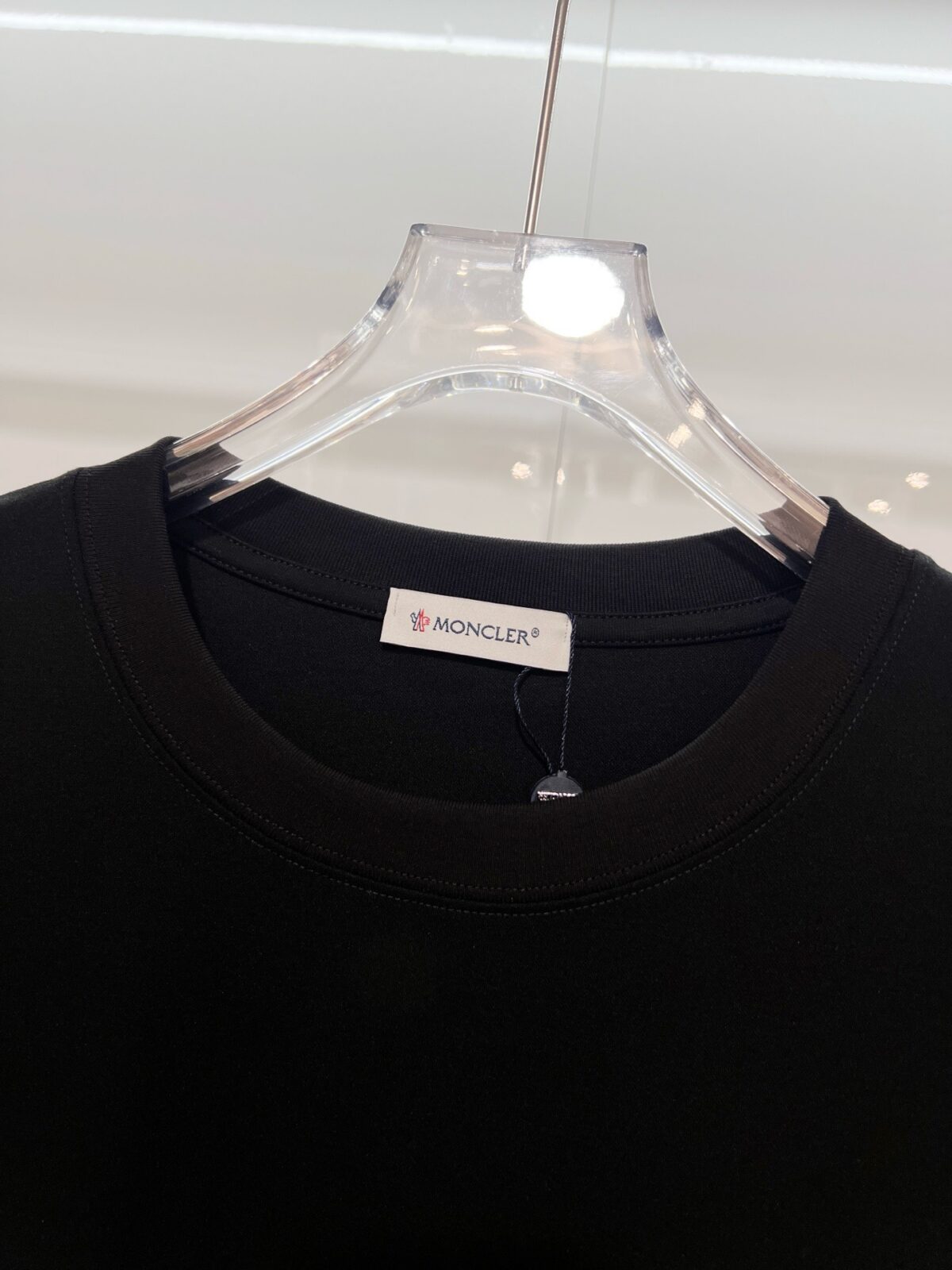 weigou_223381_2_4aca804948 P80 MONCLER/蒙口 高品质300克圆领短袖T恤 品牌经典 简约 撞色LOGO刺绣字母 男女同款 2026ss早春官方同步 高版本 高品质 时尚个性 百搭潮流 套装 纯原品质 原版面料 吊牌 领标 水洗麦 三标齐全 颜色: 黑色.白色. 尺码:S M L XL