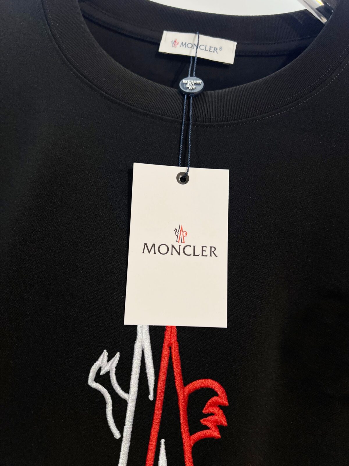 weigou_223381_3_bd99d31b15 P80 MONCLER/蒙口 高品质300克圆领短袖T恤 品牌经典 简约 撞色LOGO刺绣字母 男女同款 2026ss早春官方同步 高版本 高品质 时尚个性 百搭潮流 套装 纯原品质 原版面料 吊牌 领标 水洗麦 三标齐全 颜色: 黑色.白色. 尺码:S M L XL