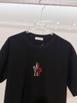 weigou_223381_4_3a9c2d529c P80 MONCLER/蒙口 高品质300克圆领短袖T恤 品牌经典 简约 撞色LOGO刺绣字母 男女同款 2026ss早春官方同步 高版本 高品质 时尚个性 百搭潮流 套装 纯原品质 原版面料 吊牌 领标 水洗麦 三标齐全 颜色: 黑色.白色. 尺码:S M L XL