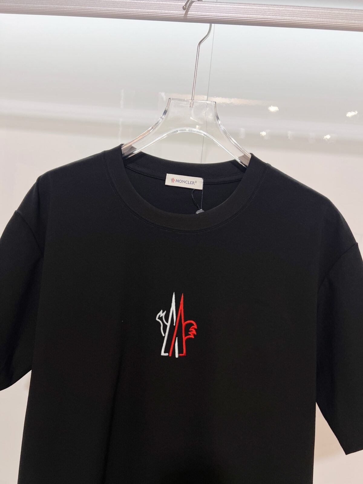 weigou_223381_4_3a9c2d529c P80 MONCLER/蒙口 高品质300克圆领短袖T恤 品牌经典 简约 撞色LOGO刺绣字母 男女同款 2026ss早春官方同步 高版本 高品质 时尚个性 百搭潮流 套装 纯原品质 原版面料 吊牌 领标 水洗麦 三标齐全 颜色: 黑色.白色. 尺码:S M L XL