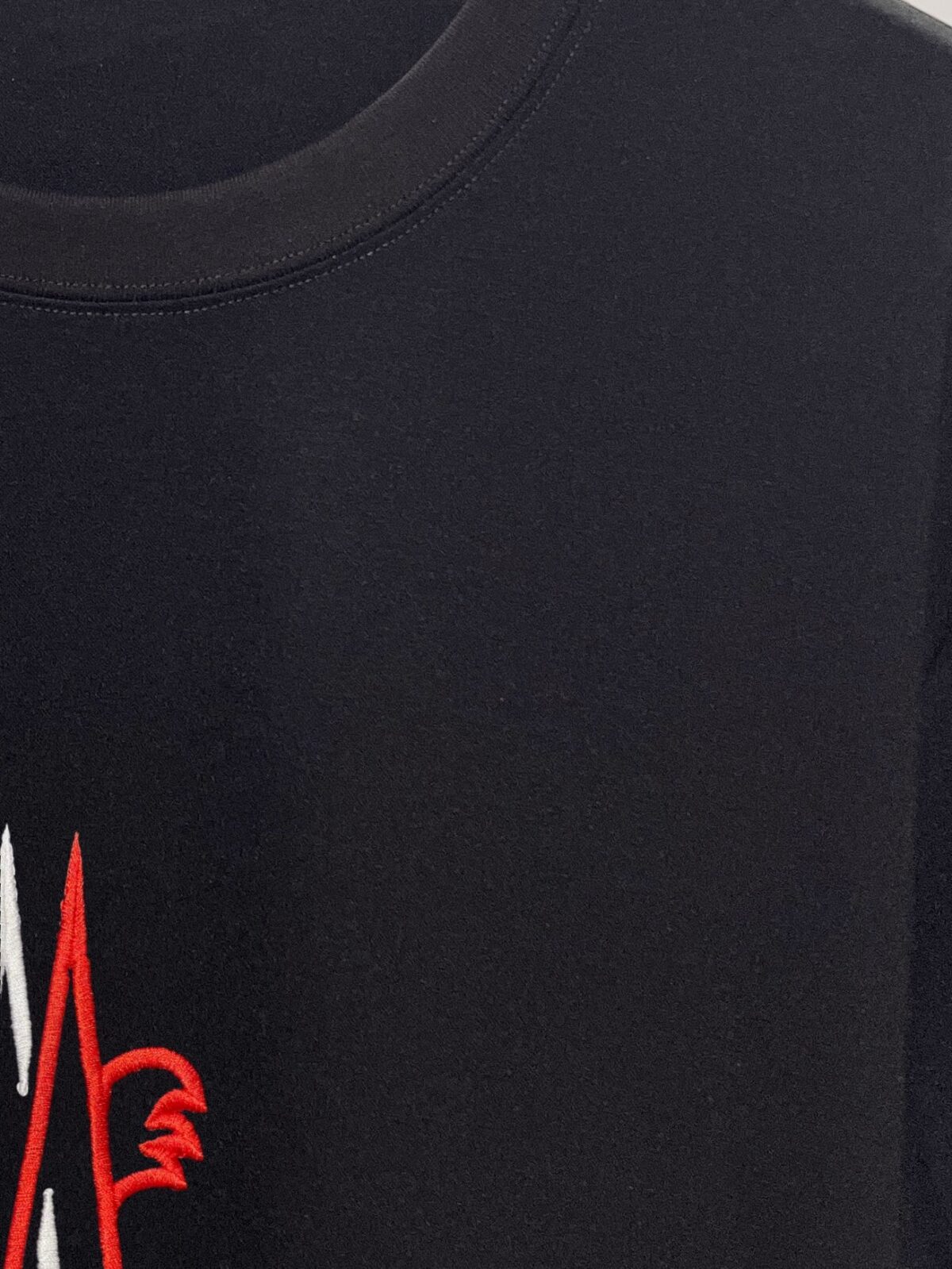 weigou_223381_6_77d5fdc6c2 P80 MONCLER/蒙口 高品质300克圆领短袖T恤 品牌经典 简约 撞色LOGO刺绣字母 男女同款 2026ss早春官方同步 高版本 高品质 时尚个性 百搭潮流 套装 纯原品质 原版面料 吊牌 领标 水洗麦 三标齐全 颜色: 黑色.白色. 尺码:S M L XL