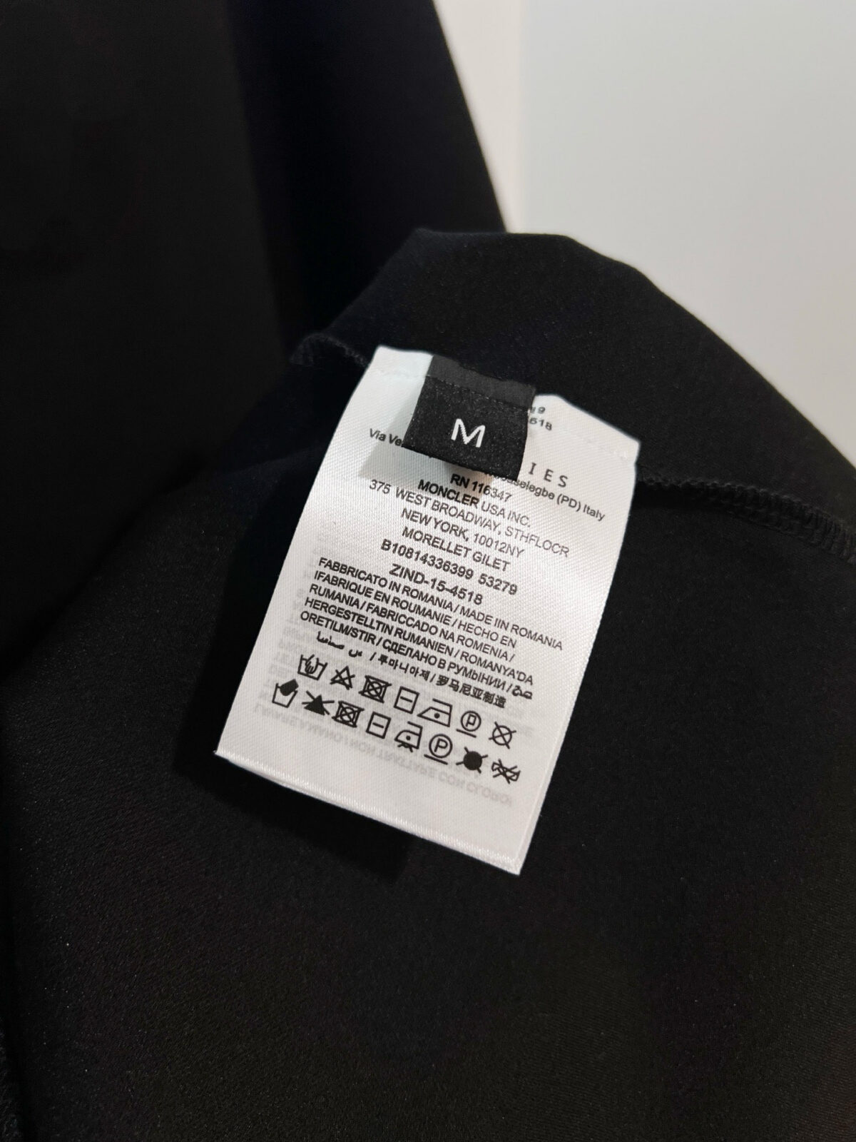 weigou_223381_8_498a55b4b6 P80 MONCLER/蒙口 高品质300克圆领短袖T恤 品牌经典 简约 撞色LOGO刺绣字母 男女同款 2026ss早春官方同步 高版本 高品质 时尚个性 百搭潮流 套装 纯原品质 原版面料 吊牌 领标 水洗麦 三标齐全 颜色: 黑色.白色. 尺码:S M L XL