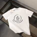 P75 💥 MONCLER 蒙口 夏季新款圆领短袖T恤！270克重磅高端纯棉面料，手感质感都极完美！修身裁剪设计干净利落！时尚又好看！走线做工非常精致！版型效果超赞！而且透气性能超强！任何年龄阶段都可轻松驾驭，男士衣橱里必备的单品。 颜色： 米白 黑色 码数：M-3XL （下单请报身高体重）