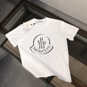 P75 💥 MONCLER 蒙口 夏季新款圆领短袖T恤！270克重磅高端纯棉面料，手感质感都极完美！修身裁剪设计干净利落！时尚又好看！走线做工非常精致！版型效果超赞！而且透气性能超强！任何年龄阶段都可轻松驾驭，男士衣橱里必备的单品。 颜色： 米白 黑色 码数：M-3XL （下单请报身高体重）