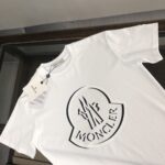 P75 💥 MONCLER 蒙口 夏季新款圆领短袖T恤！270克重磅高端纯棉面料，手感质感都极完美！修身裁剪设计干净利落！时尚又好看！走线做工非常精致！版型效果超赞！而且透气性能超强！任何年龄阶段都可轻松驾驭，男士衣橱里必备的单品。 颜色： 米白 黑色 码数：M-3XL （下单请报身高体重）