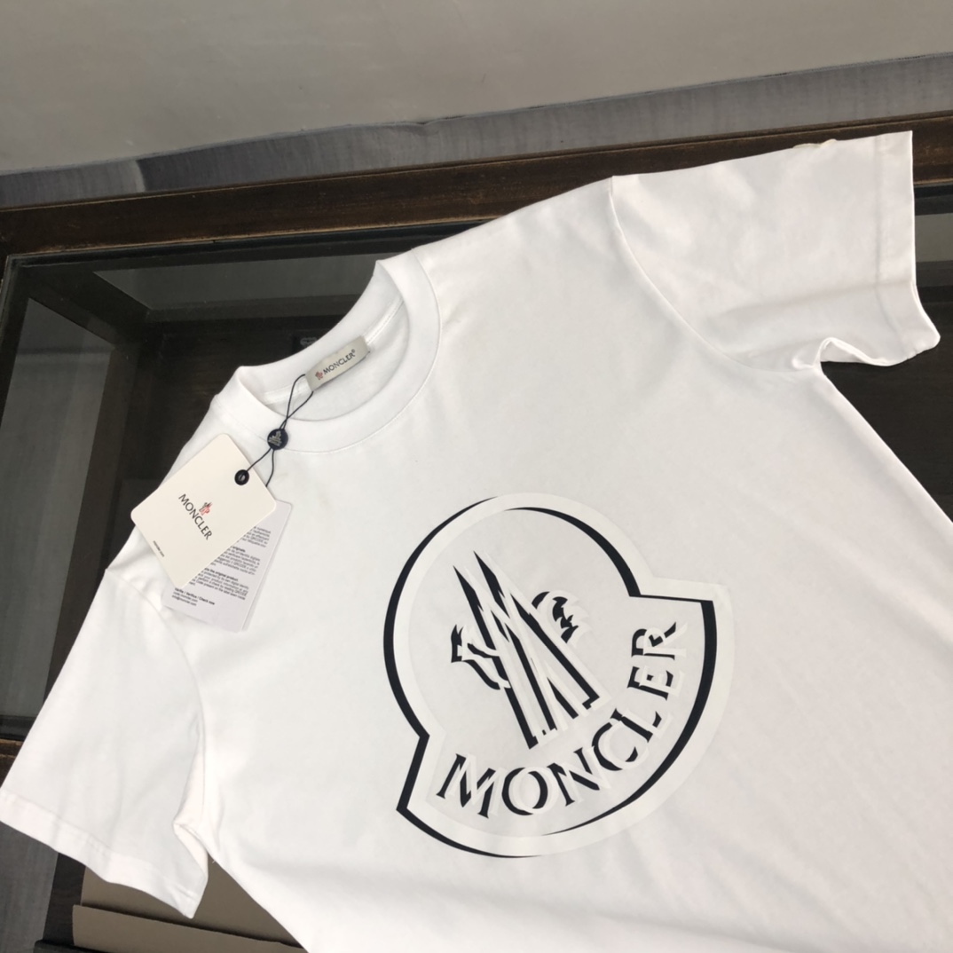 P75 💥 MONCLER 蒙口 夏季新款圆领短袖T恤！270克重磅高端纯棉面料，手感质感都极完美！修身裁剪设计干净利落！时尚又好看！走线做工非常精致！版型效果超赞！而且透气性能超强！任何年龄阶段都可轻松驾驭，男士衣橱里必备的单品。 颜色： 米白 黑色 码数：M-3XL （下单请报身高体重）