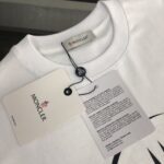 P75 💥 MONCLER 蒙口 夏季新款圆领短袖T恤！270克重磅高端纯棉面料，手感质感都极完美！修身裁剪设计干净利落！时尚又好看！走线做工非常精致！版型效果超赞！而且透气性能超强！任何年龄阶段都可轻松驾驭，男士衣橱里必备的单品。 颜色： 米白 黑色 码数：M-3XL （下单请报身高体重）