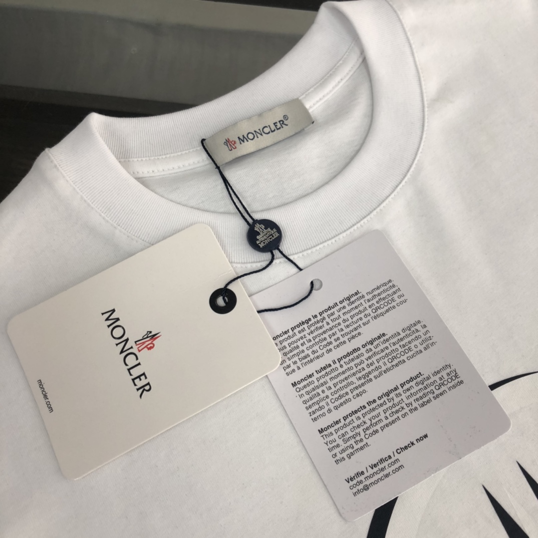 P75 💥 MONCLER 蒙口 夏季新款圆领短袖T恤！270克重磅高端纯棉面料，手感质感都极完美！修身裁剪设计干净利落！时尚又好看！走线做工非常精致！版型效果超赞！而且透气性能超强！任何年龄阶段都可轻松驾驭，男士衣橱里必备的单品。 颜色： 米白 黑色 码数：M-3XL （下单请报身高体重）