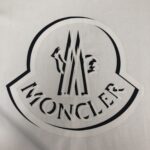 P75 💥 MONCLER 蒙口 夏季新款圆领短袖T恤！270克重磅高端纯棉面料，手感质感都极完美！修身裁剪设计干净利落！时尚又好看！走线做工非常精致！版型效果超赞！而且透气性能超强！任何年龄阶段都可轻松驾驭，男士衣橱里必备的单品。 颜色： 米白 黑色 码数：M-3XL （下单请报身高体重）