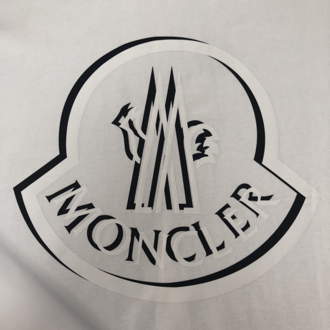 P75 💥 MONCLER 蒙口 夏季新款圆领短袖T恤！270克重磅高端纯棉面料，手感质感都极完美！修身裁剪设计干净利落！时尚又好看！走线做工非常精致！版型效果超赞！而且透气性能超强！任何年龄阶段都可轻松驾驭，男士衣橱里必备的单品。 颜色： 米白 黑色 码数：M-3XL （下单请报身高体重）