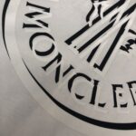 P75 💥 MONCLER 蒙口 夏季新款圆领短袖T恤！270克重磅高端纯棉面料，手感质感都极完美！修身裁剪设计干净利落！时尚又好看！走线做工非常精致！版型效果超赞！而且透气性能超强！任何年龄阶段都可轻松驾驭，男士衣橱里必备的单品。 颜色： 米白 黑色 码数：M-3XL （下单请报身高体重）