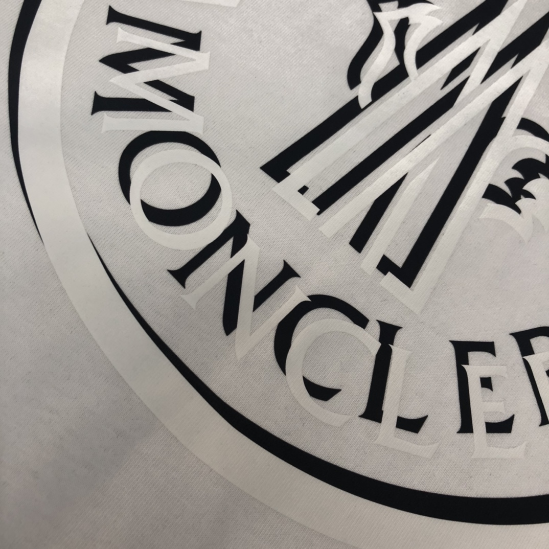 P75 💥 MONCLER 蒙口 夏季新款圆领短袖T恤！270克重磅高端纯棉面料，手感质感都极完美！修身裁剪设计干净利落！时尚又好看！走线做工非常精致！版型效果超赞！而且透气性能超强！任何年龄阶段都可轻松驾驭，男士衣橱里必备的单品。 颜色： 米白 黑色 码数：M-3XL （下单请报身高体重）