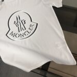 P75 💥 MONCLER 蒙口 夏季新款圆领短袖T恤！270克重磅高端纯棉面料，手感质感都极完美！修身裁剪设计干净利落！时尚又好看！走线做工非常精致！版型效果超赞！而且透气性能超强！任何年龄阶段都可轻松驾驭，男士衣橱里必备的单品。 颜色： 米白 黑色 码数：M-3XL （下单请报身高体重）