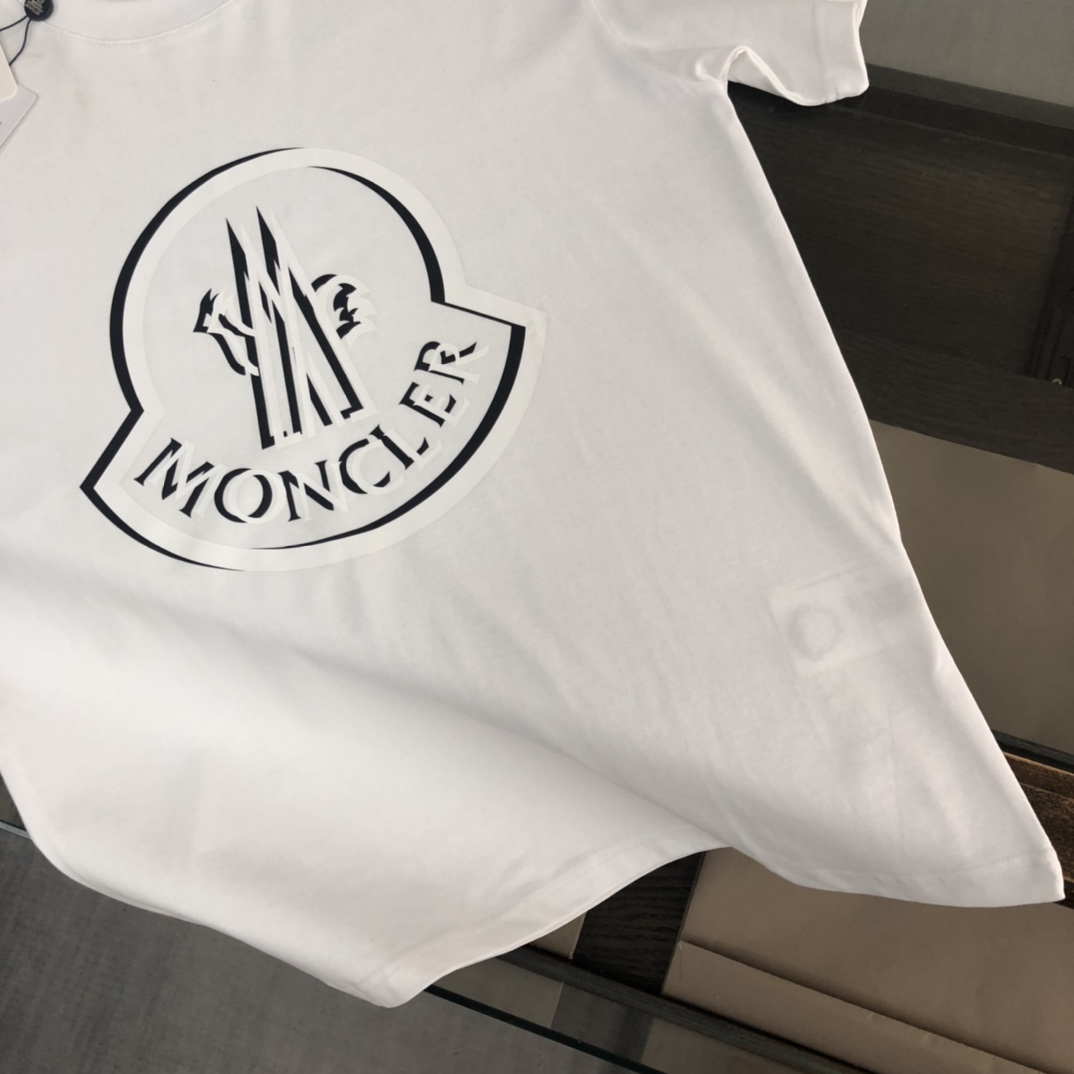 P75 💥 MONCLER 蒙口 夏季新款圆领短袖T恤！270克重磅高端纯棉面料，手感质感都极完美！修身裁剪设计干净利落！时尚又好看！走线做工非常精致！版型效果超赞！而且透气性能超强！任何年龄阶段都可轻松驾驭，男士衣橱里必备的单品。 颜色： 米白 黑色 码数：M-3XL （下单请报身高体重）