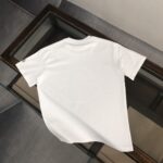 P75 💥 MONCLER 蒙口 夏季新款圆领短袖T恤！270克重磅高端纯棉面料，手感质感都极完美！修身裁剪设计干净利落！时尚又好看！走线做工非常精致！版型效果超赞！而且透气性能超强！任何年龄阶段都可轻松驾驭，男士衣橱里必备的单品。 颜色： 米白 黑色 码数：M-3XL （下单请报身高体重）