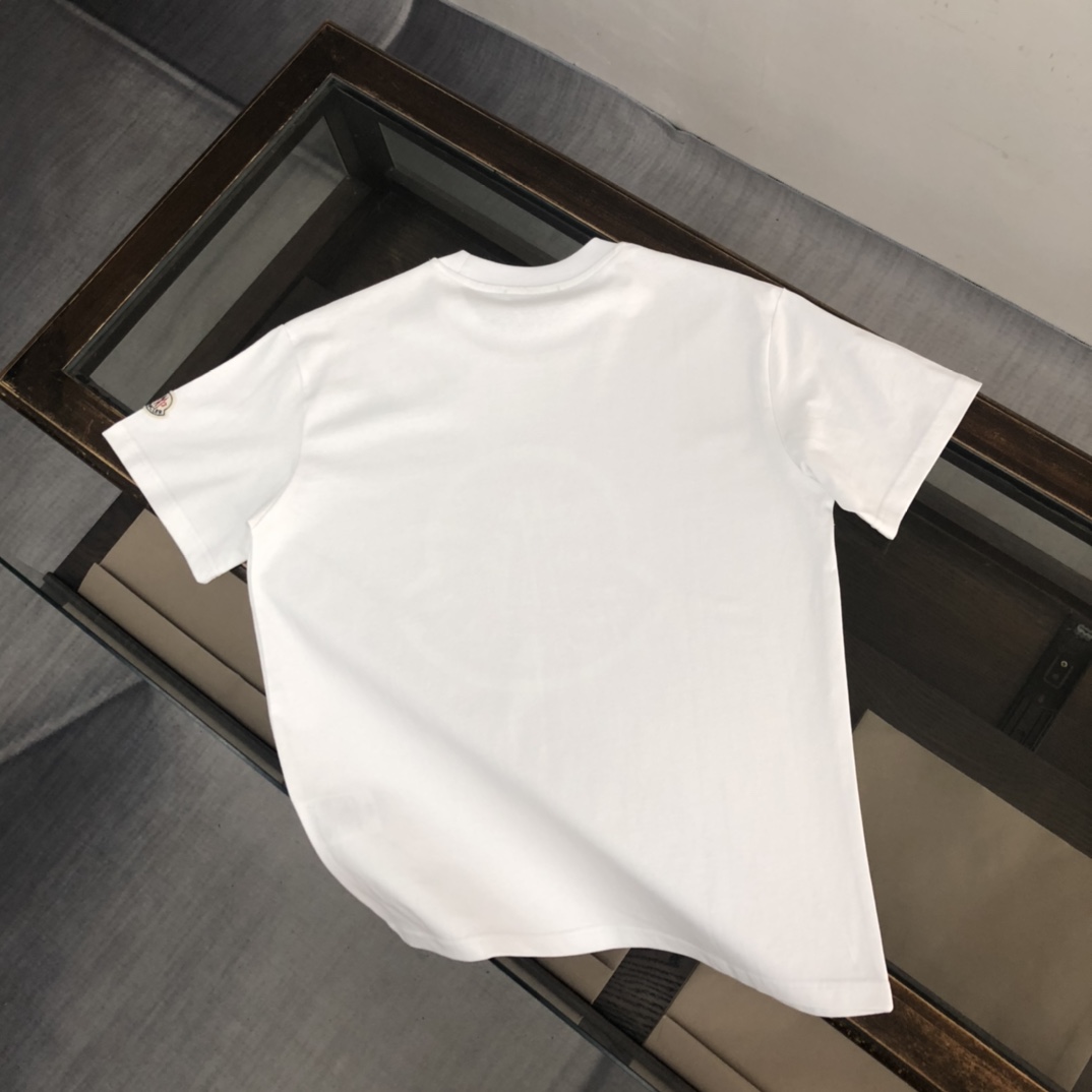 P75 💥 MONCLER 蒙口 夏季新款圆领短袖T恤！270克重磅高端纯棉面料，手感质感都极完美！修身裁剪设计干净利落！时尚又好看！走线做工非常精致！版型效果超赞！而且透气性能超强！任何年龄阶段都可轻松驾驭，男士衣橱里必备的单品。 颜色： 米白 黑色 码数：M-3XL （下单请报身高体重）