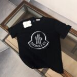 weigou_223429_0_a0b41acea4 P75 💥 MONCLER 蒙口 夏季新款圆领短袖T恤!270克重磅高端纯棉面料,手感质感都极完美!修身裁剪设计干净利落!时尚又好看!走线做工非常精致!版型效果超赞!而且透气性能超强!任何年龄阶段都可轻松驾驭,男士衣橱里必备的单品。 颜色: 米白 黑色 码数:M-3XL (下单请报身高体重)