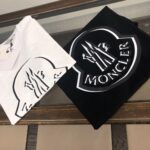 weigou_223429_1_3b0d528fff P75 💥 MONCLER 蒙口 夏季新款圆领短袖T恤!270克重磅高端纯棉面料,手感质感都极完美!修身裁剪设计干净利落!时尚又好看!走线做工非常精致!版型效果超赞!而且透气性能超强!任何年龄阶段都可轻松驾驭,男士衣橱里必备的单品。 颜色: 米白 黑色 码数:M-3XL (下单请报身高体重)