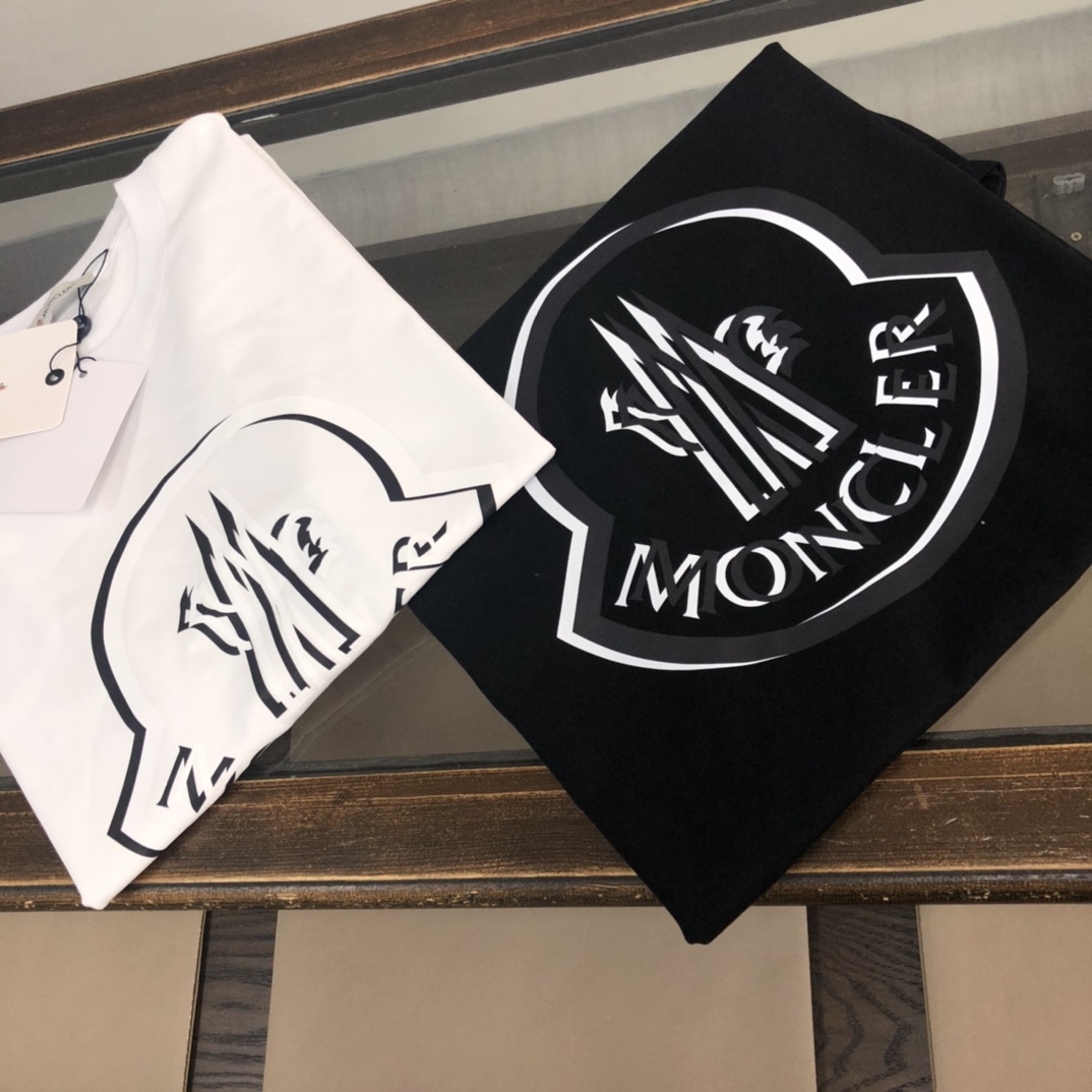 weigou_223429_1_3b0d528fff P75 💥 MONCLER 蒙口 夏季新款圆领短袖T恤!270克重磅高端纯棉面料,手感质感都极完美!修身裁剪设计干净利落!时尚又好看!走线做工非常精致!版型效果超赞!而且透气性能超强!任何年龄阶段都可轻松驾驭,男士衣橱里必备的单品。 颜色: 米白 黑色 码数:M-3XL (下单请报身高体重)