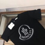 weigou_223429_2_b6a5e343c8 P75 💥 MONCLER 蒙口 夏季新款圆领短袖T恤!270克重磅高端纯棉面料,手感质感都极完美!修身裁剪设计干净利落!时尚又好看!走线做工非常精致!版型效果超赞!而且透气性能超强!任何年龄阶段都可轻松驾驭,男士衣橱里必备的单品。 颜色: 米白 黑色 码数:M-3XL (下单请报身高体重)