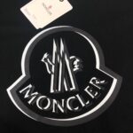 weigou_223429_3_d48f201619 P75 💥 MONCLER 蒙口 夏季新款圆领短袖T恤!270克重磅高端纯棉面料,手感质感都极完美!修身裁剪设计干净利落!时尚又好看!走线做工非常精致!版型效果超赞!而且透气性能超强!任何年龄阶段都可轻松驾驭,男士衣橱里必备的单品。 颜色: 米白 黑色 码数:M-3XL (下单请报身高体重)