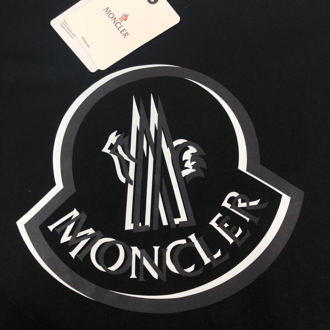 weigou_223429_3_d48f201619 P75 💥 MONCLER 蒙口 夏季新款圆领短袖T恤!270克重磅高端纯棉面料,手感质感都极完美!修身裁剪设计干净利落!时尚又好看!走线做工非常精致!版型效果超赞!而且透气性能超强!任何年龄阶段都可轻松驾驭,男士衣橱里必备的单品。 颜色: 米白 黑色 码数:M-3XL (下单请报身高体重)