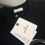 weigou_223429_4_9baf8ec024 P75 💥 MONCLER 蒙口 夏季新款圆领短袖T恤!270克重磅高端纯棉面料,手感质感都极完美!修身裁剪设计干净利落!时尚又好看!走线做工非常精致!版型效果超赞!而且透气性能超强!任何年龄阶段都可轻松驾驭,男士衣橱里必备的单品。 颜色: 米白 黑色 码数:M-3XL (下单请报身高体重)