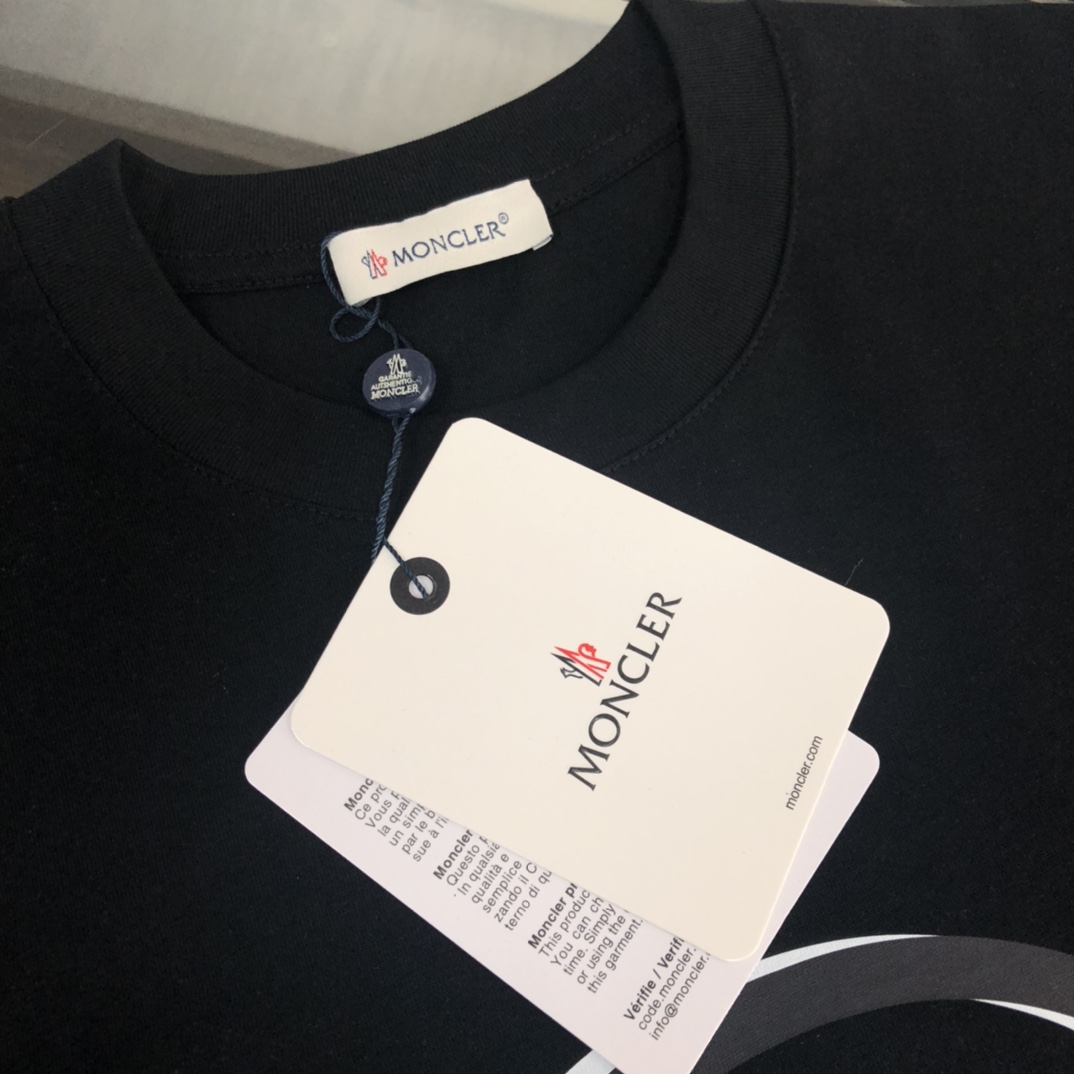 weigou_223429_4_9baf8ec024 P75 💥 MONCLER 蒙口 夏季新款圆领短袖T恤!270克重磅高端纯棉面料,手感质感都极完美!修身裁剪设计干净利落!时尚又好看!走线做工非常精致!版型效果超赞!而且透气性能超强!任何年龄阶段都可轻松驾驭,男士衣橱里必备的单品。 颜色: 米白 黑色 码数:M-3XL (下单请报身高体重)