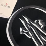 weigou_223429_5_6d5720a241 P75 💥 MONCLER 蒙口 夏季新款圆领短袖T恤!270克重磅高端纯棉面料,手感质感都极完美!修身裁剪设计干净利落!时尚又好看!走线做工非常精致!版型效果超赞!而且透气性能超强!任何年龄阶段都可轻松驾驭,男士衣橱里必备的单品。 颜色: 米白 黑色 码数:M-3XL (下单请报身高体重)