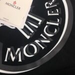 weigou_223429_6_7decb92fb9 P75 💥 MONCLER 蒙口 夏季新款圆领短袖T恤!270克重磅高端纯棉面料,手感质感都极完美!修身裁剪设计干净利落!时尚又好看!走线做工非常精致!版型效果超赞!而且透气性能超强!任何年龄阶段都可轻松驾驭,男士衣橱里必备的单品。 颜色: 米白 黑色 码数:M-3XL (下单请报身高体重)
