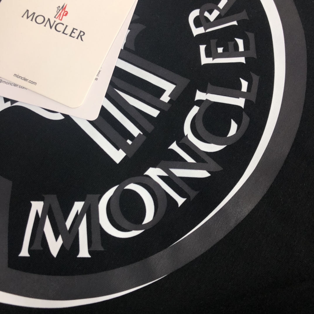 weigou_223429_6_7decb92fb9 P75 💥 MONCLER 蒙口 夏季新款圆领短袖T恤!270克重磅高端纯棉面料,手感质感都极完美!修身裁剪设计干净利落!时尚又好看!走线做工非常精致!版型效果超赞!而且透气性能超强!任何年龄阶段都可轻松驾驭,男士衣橱里必备的单品。 颜色: 米白 黑色 码数:M-3XL (下单请报身高体重)