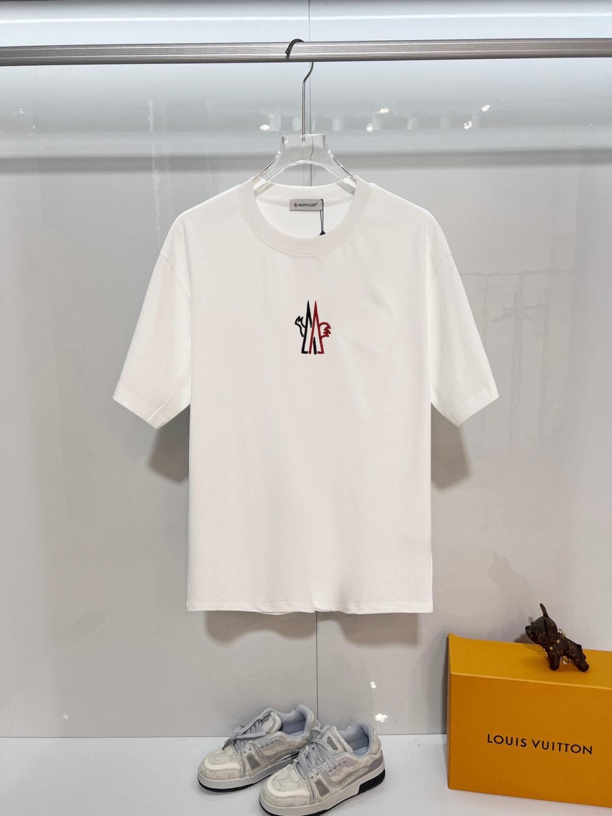 weigou_223452_0_9f7642fee9 P80 MONCLER/蒙口 高品质300克圆领短袖T恤 品牌经典 简约 撞色LOGO刺绣字母 男女同款 2026ss早春官方同步 高版本 高品质 时尚个性 百搭潮流 套装 纯原品质 原版面料 吊牌 领标 水洗麦 三标齐全 颜色: 黑色.白色. 尺码:S M L XL