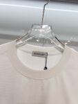 weigou_223452_2_cb66e655fe P80 MONCLER/蒙口 高品质300克圆领短袖T恤 品牌经典 简约 撞色LOGO刺绣字母 男女同款 2026ss早春官方同步 高版本 高品质 时尚个性 百搭潮流 套装 纯原品质 原版面料 吊牌 领标 水洗麦 三标齐全 颜色: 黑色.白色. 尺码:S M L XL