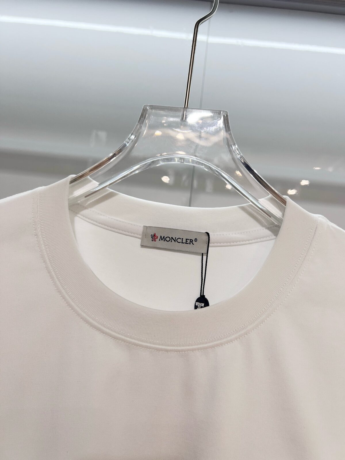 weigou_223452_2_cb66e655fe P80 MONCLER/蒙口 高品质300克圆领短袖T恤 品牌经典 简约 撞色LOGO刺绣字母 男女同款 2026ss早春官方同步 高版本 高品质 时尚个性 百搭潮流 套装 纯原品质 原版面料 吊牌 领标 水洗麦 三标齐全 颜色: 黑色.白色. 尺码:S M L XL