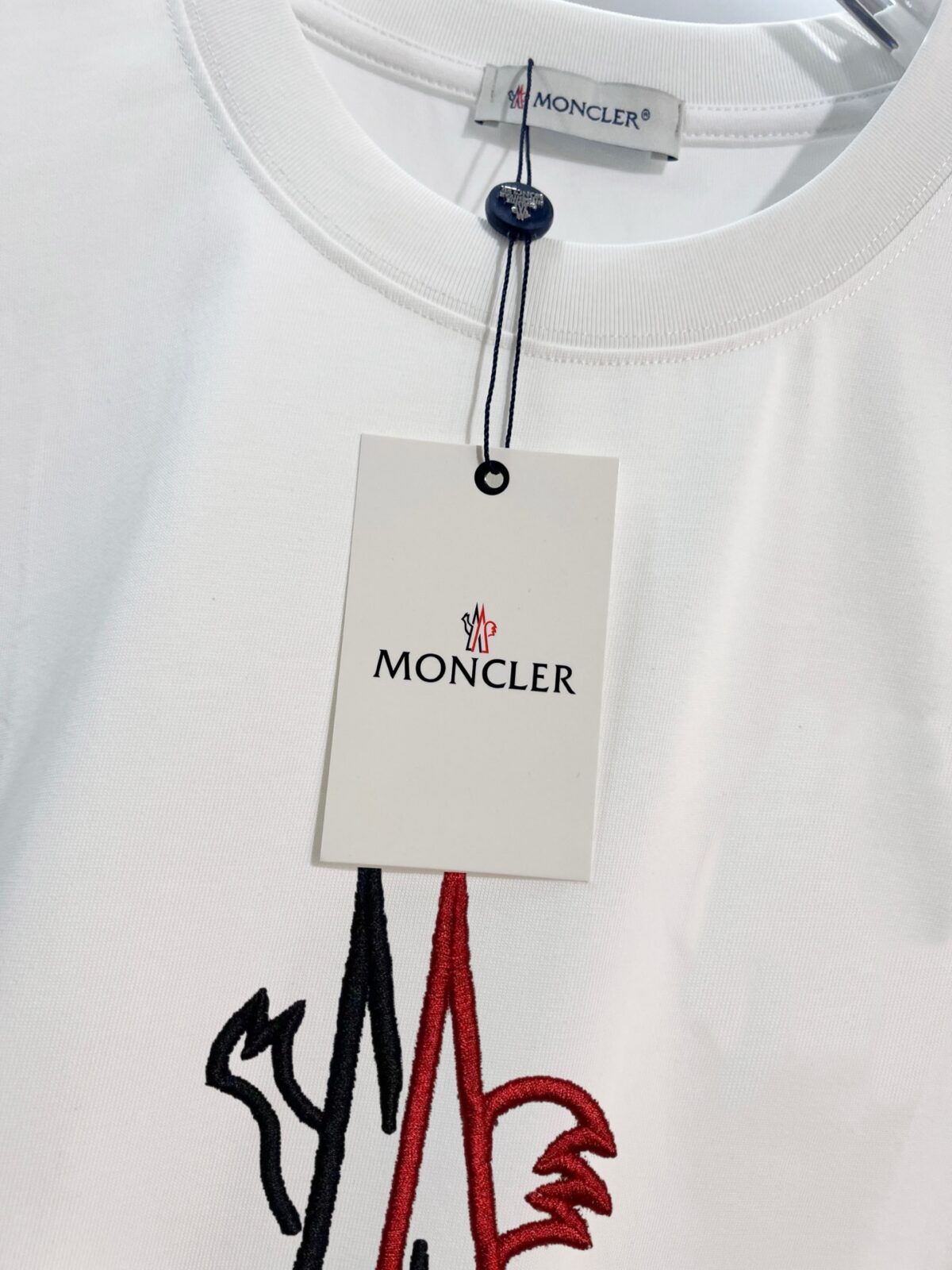 weigou_223452_3_ff1be312c5 P80 MONCLER/蒙口 高品质300克圆领短袖T恤 品牌经典 简约 撞色LOGO刺绣字母 男女同款 2026ss早春官方同步 高版本 高品质 时尚个性 百搭潮流 套装 纯原品质 原版面料 吊牌 领标 水洗麦 三标齐全 颜色: 黑色.白色. 尺码:S M L XL