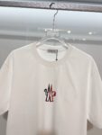 weigou_223452_4_928bb7484e P80 MONCLER/蒙口 高品质300克圆领短袖T恤 品牌经典 简约 撞色LOGO刺绣字母 男女同款 2026ss早春官方同步 高版本 高品质 时尚个性 百搭潮流 套装 纯原品质 原版面料 吊牌 领标 水洗麦 三标齐全 颜色: 黑色.白色. 尺码:S M L XL