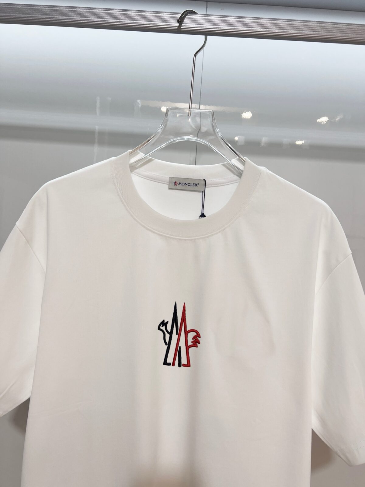 weigou_223452_4_928bb7484e P80 MONCLER/蒙口 高品质300克圆领短袖T恤 品牌经典 简约 撞色LOGO刺绣字母 男女同款 2026ss早春官方同步 高版本 高品质 时尚个性 百搭潮流 套装 纯原品质 原版面料 吊牌 领标 水洗麦 三标齐全 颜色: 黑色.白色. 尺码:S M L XL