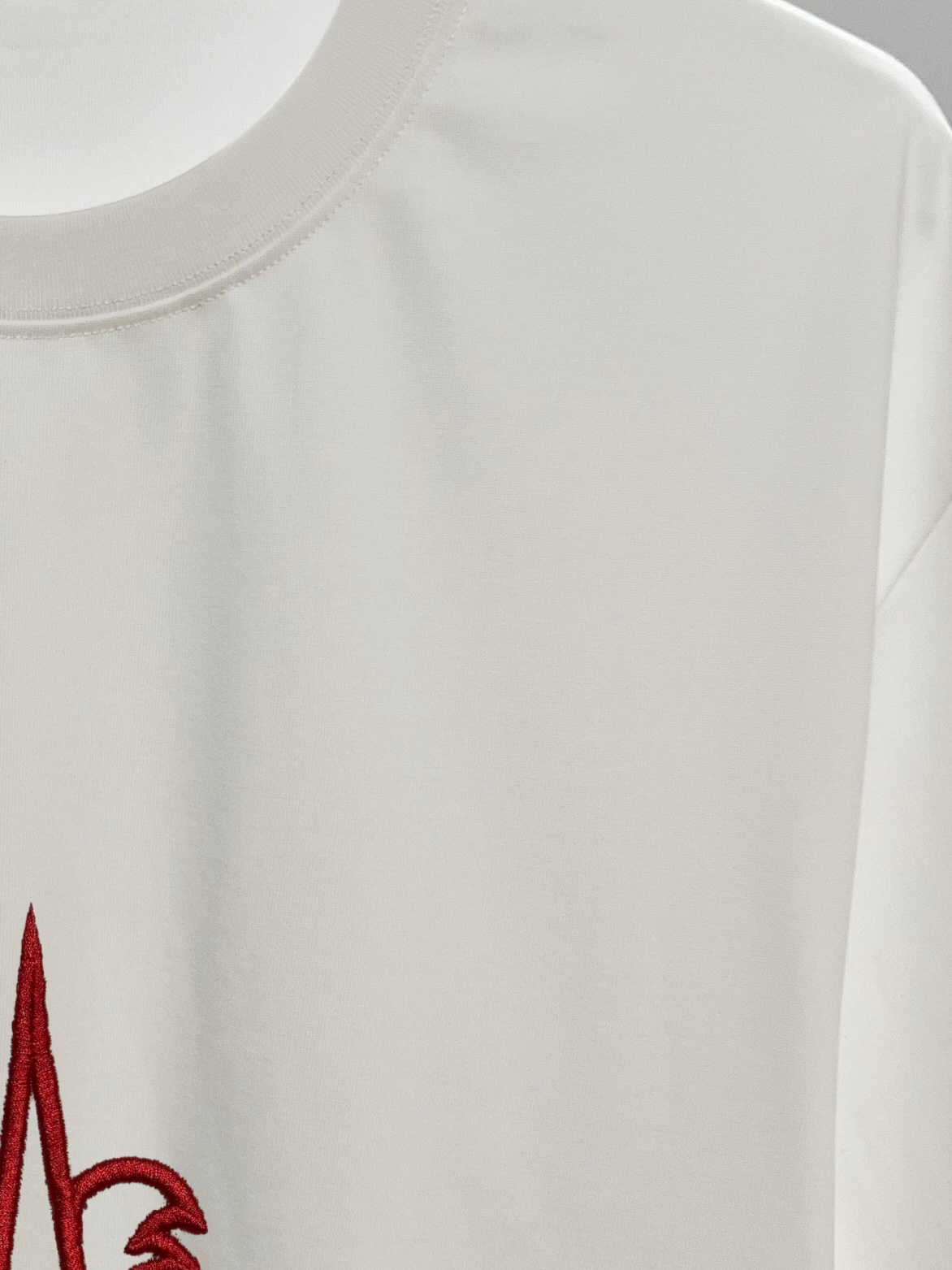 weigou_223452_6_0398a0e983 P80 MONCLER/蒙口 高品质300克圆领短袖T恤 品牌经典 简约 撞色LOGO刺绣字母 男女同款 2026ss早春官方同步 高版本 高品质 时尚个性 百搭潮流 套装 纯原品质 原版面料 吊牌 领标 水洗麦 三标齐全 颜色: 黑色.白色. 尺码:S M L XL