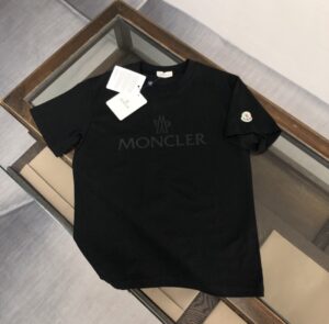 P75 💥 MONCLER 蒙口 夏季新款圆领短袖T恤！270克重磅高端纯棉面料，手感质感都极完美！修身裁剪设计干净利落！时尚又好看！走线做工非常精致！版型效果超赞！而且透气性能超强！任何年龄阶段都可轻松驾驭，男士衣橱里必备的单品。 颜色： 米白 黑色 码数：M-3XL （下单请报身高体重）