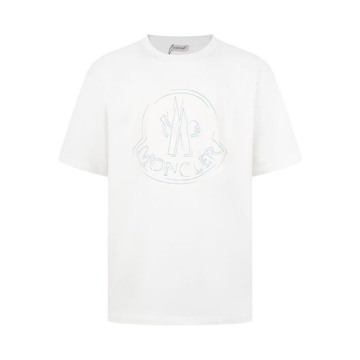 P80 Moncler/蒙口 胸前炫彩刺绣圆领短袖 面料选用高品质纯棉 质地柔软亲肤 透气性极佳 穿着感舒适 无论是日常通勤还是休闲漫步 都能带来自在体验 经典圆领设计 线条流畅 贴合颈部曲线 对各种脸型都十分友好 百搭又实穿 正面的“MONCLER”品牌标识以炫彩刺绣呈现 精致的针法与细腻的质感 彰显品牌的高端品质与独特魅力 以简约诠释奢华 是时尚品味与舒适体验的完美结合 拥有它 为你的时尚穿搭增添一份经典与质感 三标齐全 颜色：黑色 白色 Size:S M L XL