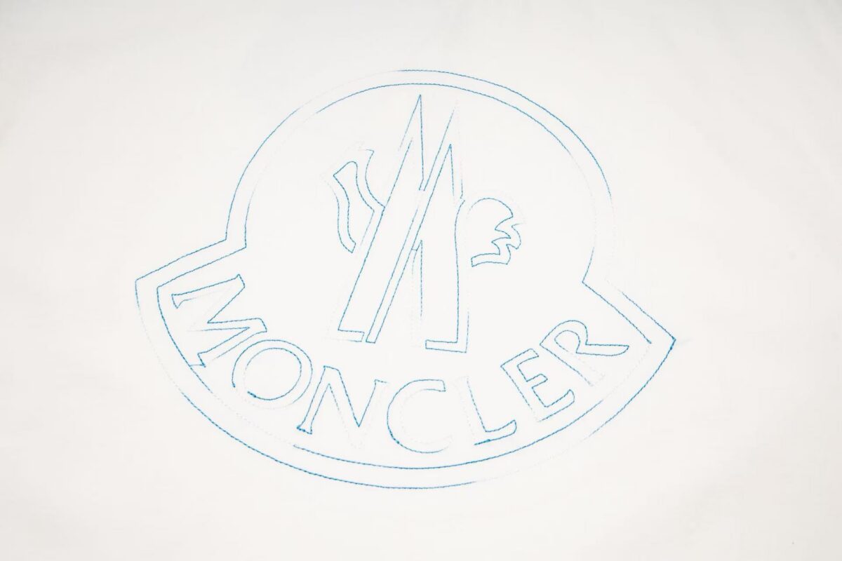 P80 Moncler/蒙口 胸前炫彩刺绣圆领短袖 面料选用高品质纯棉 质地柔软亲肤 透气性极佳 穿着感舒适 无论是日常通勤还是休闲漫步 都能带来自在体验 经典圆领设计 线条流畅 贴合颈部曲线 对各种脸型都十分友好 百搭又实穿 正面的“MONCLER”品牌标识以炫彩刺绣呈现 精致的针法与细腻的质感 彰显品牌的高端品质与独特魅力 以简约诠释奢华 是时尚品味与舒适体验的完美结合 拥有它 为你的时尚穿搭增添一份经典与质感 三标齐全 颜色：黑色 白色 Size:S M L XL