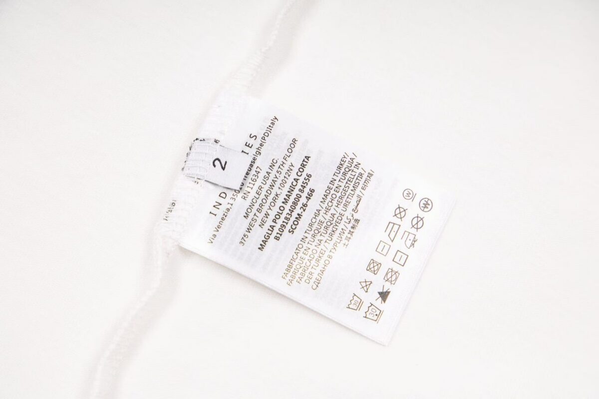 P80 Moncler/蒙口 胸前炫彩刺绣圆领短袖 面料选用高品质纯棉 质地柔软亲肤 透气性极佳 穿着感舒适 无论是日常通勤还是休闲漫步 都能带来自在体验 经典圆领设计 线条流畅 贴合颈部曲线 对各种脸型都十分友好 百搭又实穿 正面的“MONCLER”品牌标识以炫彩刺绣呈现 精致的针法与细腻的质感 彰显品牌的高端品质与独特魅力 以简约诠释奢华 是时尚品味与舒适体验的完美结合 拥有它 为你的时尚穿搭增添一份经典与质感 三标齐全 颜色：黑色 白色 Size:S M L XL
